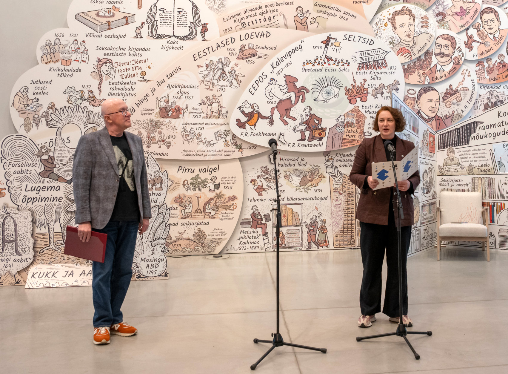 Eesti raamatu aastale pühendatud pannoo avamisel, ERMi direktor Laura Kipper, Mart Juur. Foto: Arp Karm Eesti raamatu aastale pühendatud pannoo avamisel, ERMi direktor Laura Kipper, Mart Juur. Foto: Arp Karm