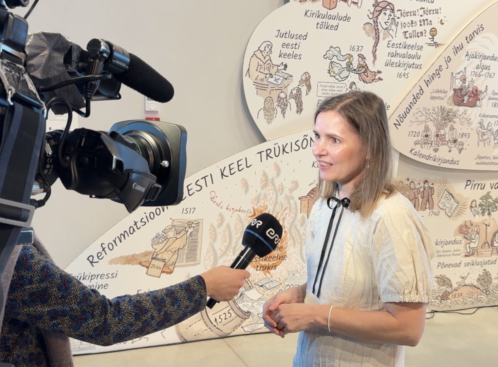 ERMi raamatuaasta pannoost ERR ajakirjanikule. Siiri Taimla-Rannala ERMi raamatuaasta pannoost ERR ajakirjanikule. Siiri Taimla-Rannala