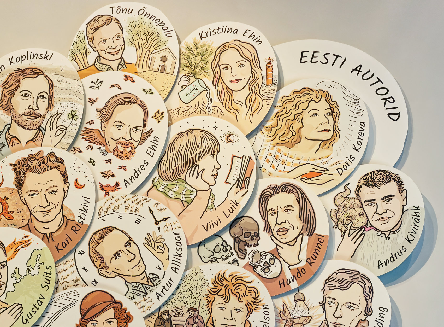 Eesti raamatu aastale pühendatud pannoo "Kas sa seda lugu tead?" Eesti Rahva Muuseumis, kirjanikud. Kunstnik: Siiri Taimla-Rannala. Eesti raamatu aastale pühendatud pannoo "Kas sa seda lugu tead?" Eesti Rahva Muuseumis, kirjanikud. Kunstnik: Siiri Taimla-Rannala.